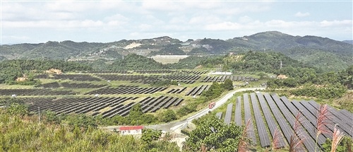 学海矿业在尾矿库建成光伏电站,年均发电2216万千瓦时,减排二氧化碳2.2万吨,实现“板上发电、板下复绿”。