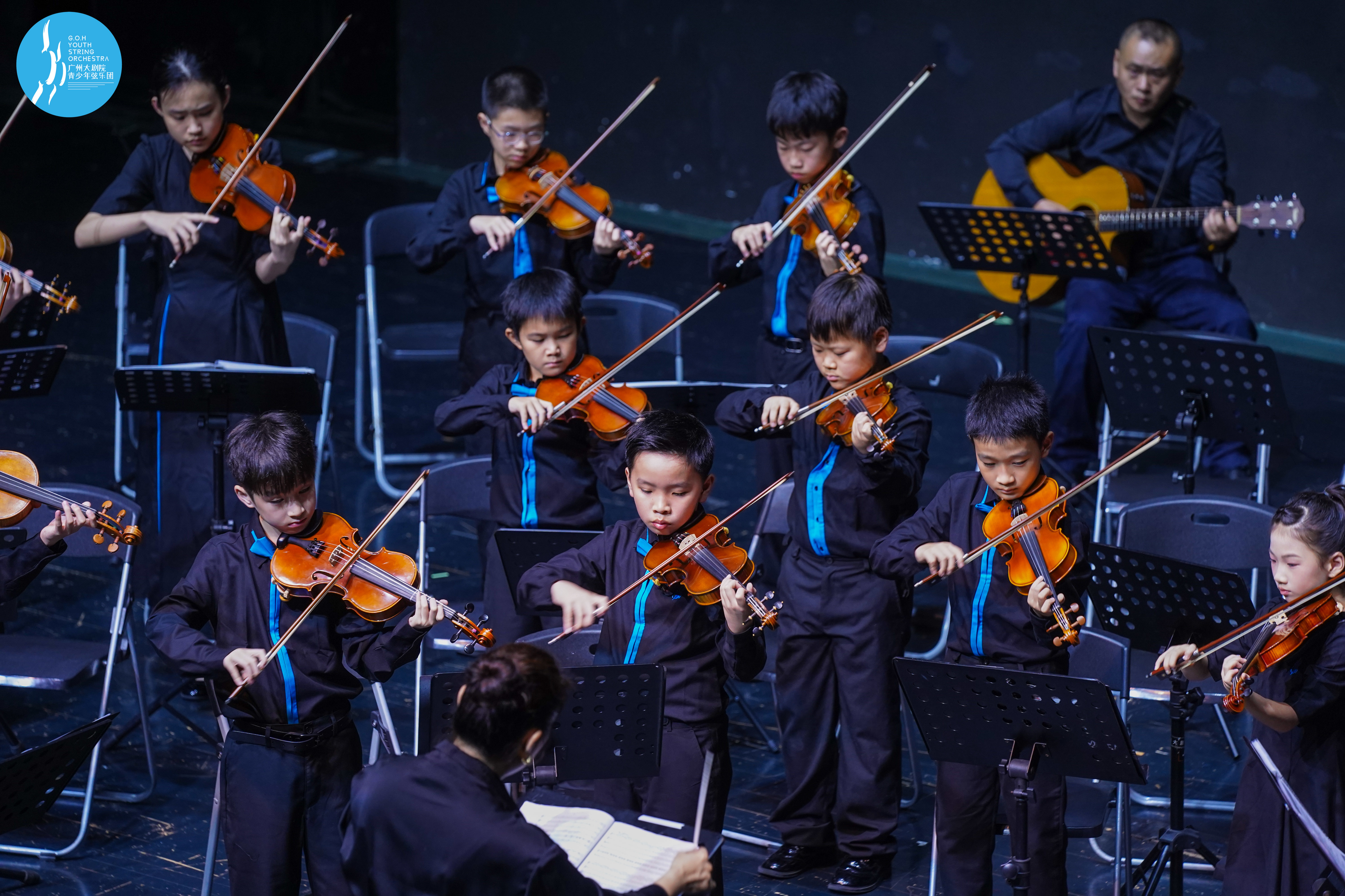 图:2026夏季音乐会广州大剧院青少年弦乐团成员演奏现场