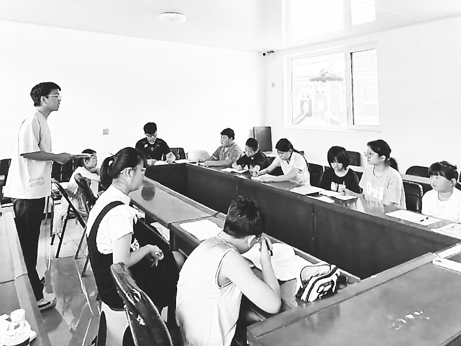 孩子们在村委会上课。（受访者供图）