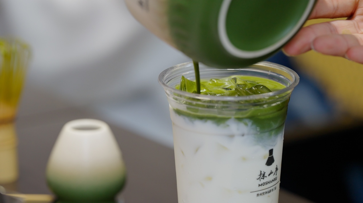 图|抹茶绿与奶白在杯中渐变,贵州抹茶也有了更适合年轻人的呈现。