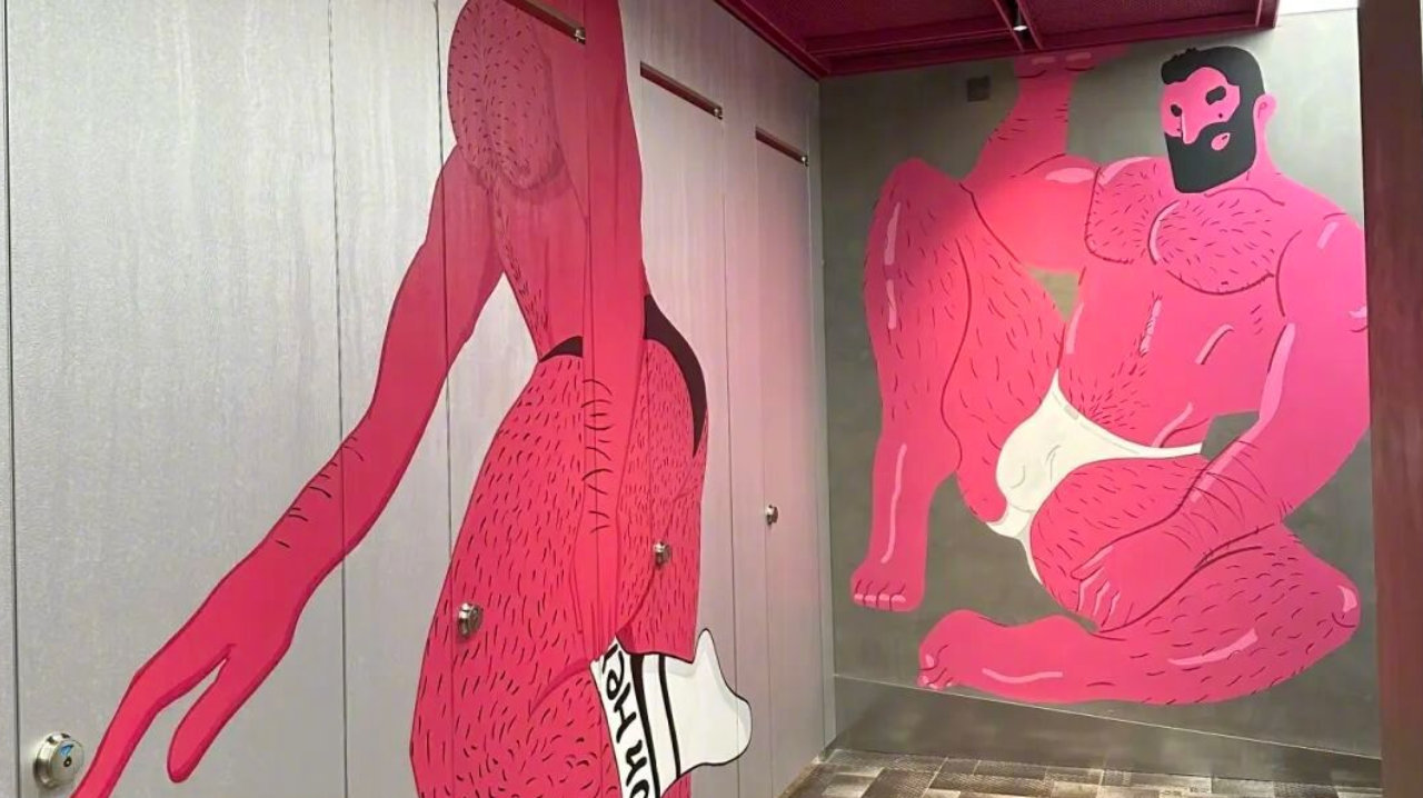 商场女厕壁画被指低俗，壁画中男子仅穿内裤摆挑逗姿势，引家长担忧