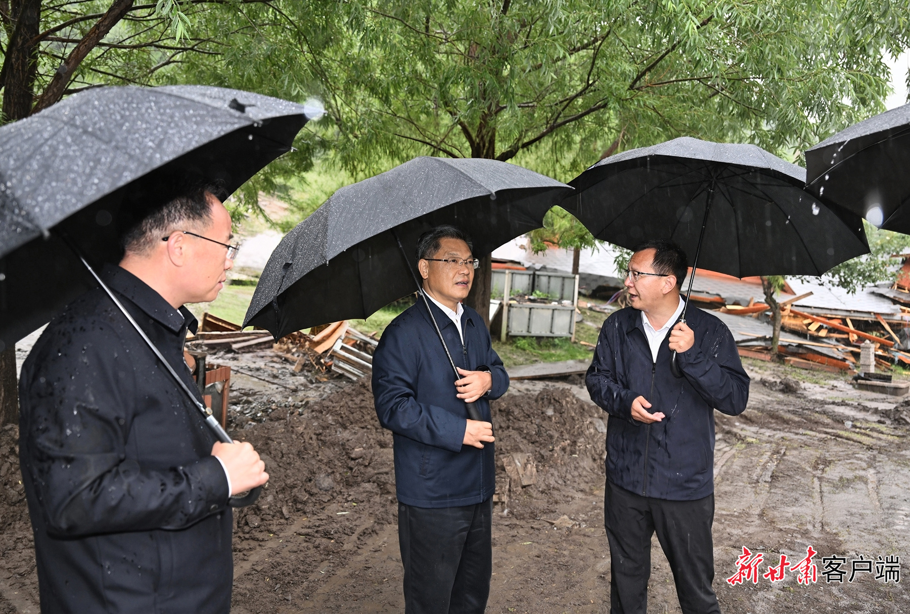 7月20日,省委副书记、省长任振鹤在甘南州夏河县调研防汛减灾和灾后恢复工作。新甘肃·甘肃日报记者 盛学卿