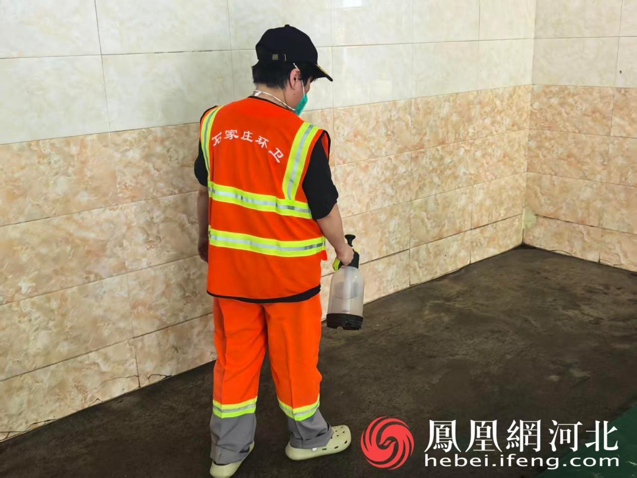 工作人员正在喷洒药剂