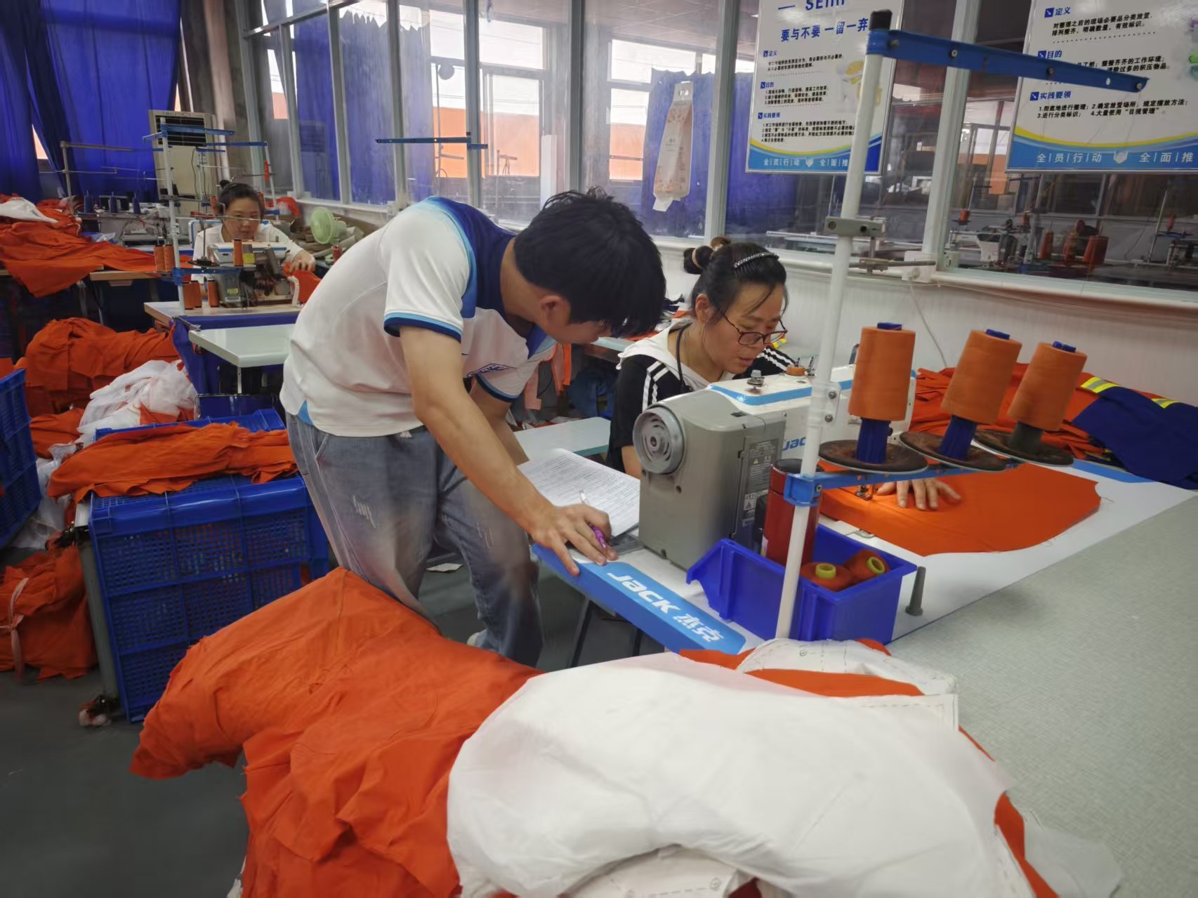 荷甲学子六市踏访银发一线:倾听养老心声,探寻金融服务民生路径