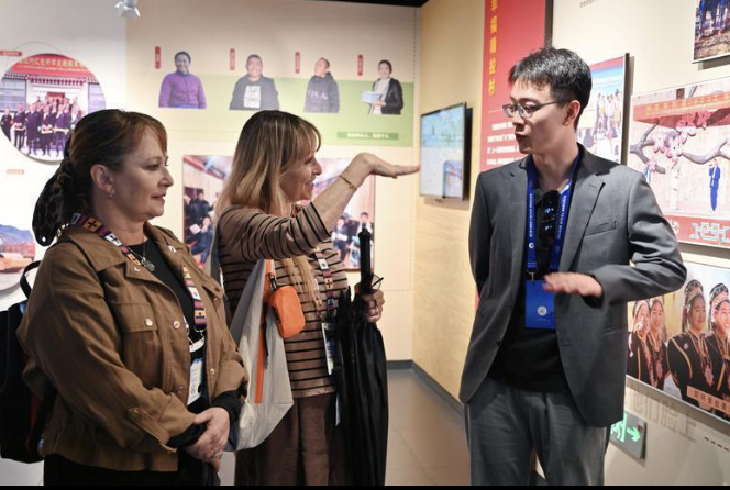 图为嘉宾正在参观林芝市巴宜区林芝镇嘎拉村“团结颂”主题教育展览馆。记者 曲珍 摄