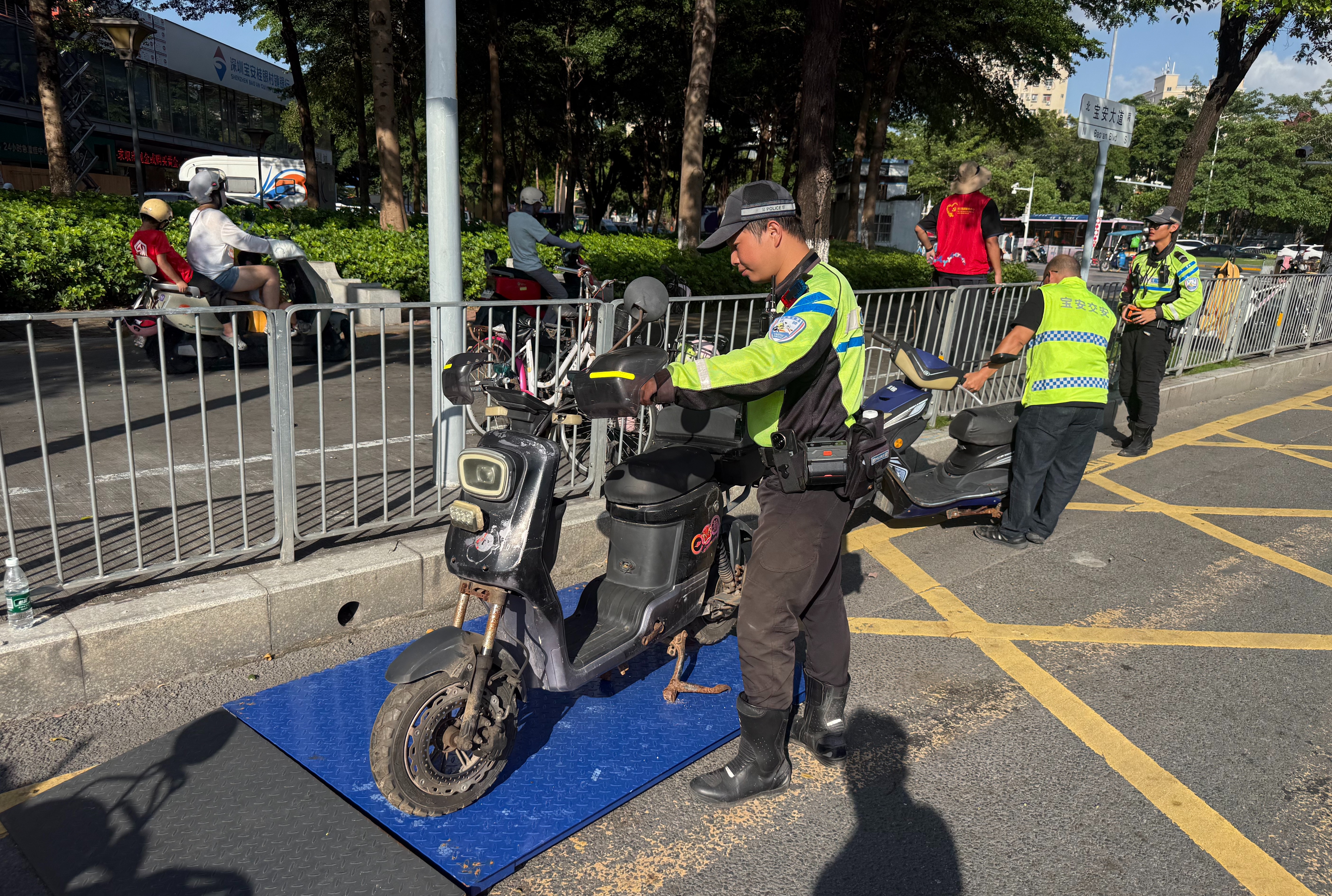 西乡街道重拳整治电动自行车交通违法 织密道路安全防护网