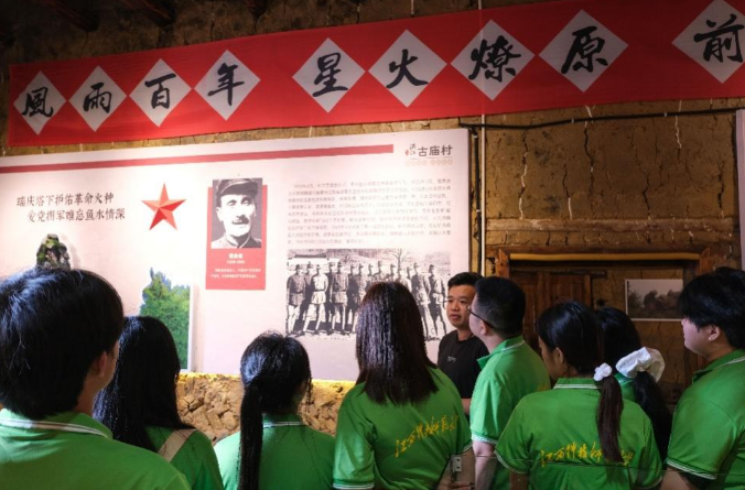 古庙村党支部书记罗仲为实践团成员讲述当地红色故事