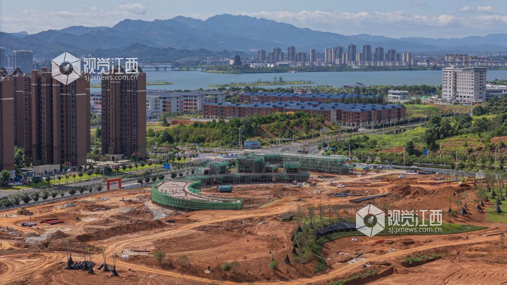 2026年7月19日，航拍镜头下，吉水县金滩体育公园施工现场塔吊林立、机械往来，工程建设有序铺开，约 160 亩场地轮廓清晰显现，一座集运动、休闲、生态于一体的综合体育公园雏形初现。