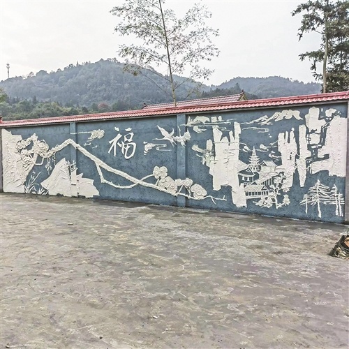 农民画家周静的水泥墙作品。