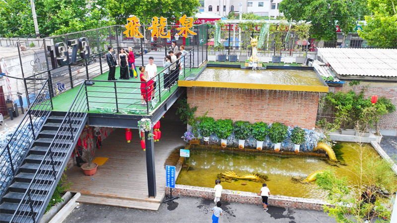 6月27日,邢台市襄都区1979邢襄创意小镇,两对情侣在赏景拍照。