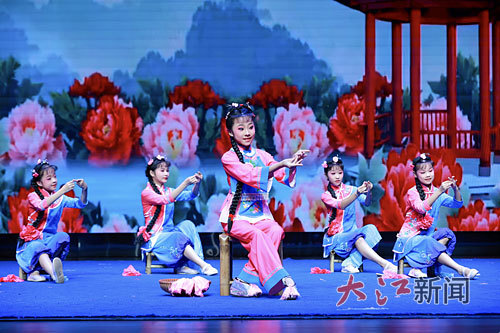 张玉枫表演赣南采茶戏《采茶花开》。（资料照片）