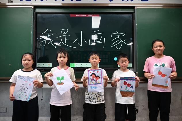 图为小学班级美术课课后优秀作品展示 通讯员吕嘉东 供图