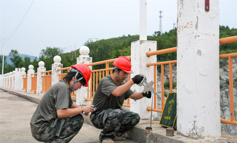 7月24日,保定市王快水库事务中心工作人员对溢洪道测压管进行观测。