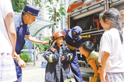 消防车“开进”社区安全课堂。洪观新闻记者 陈明喜 摄