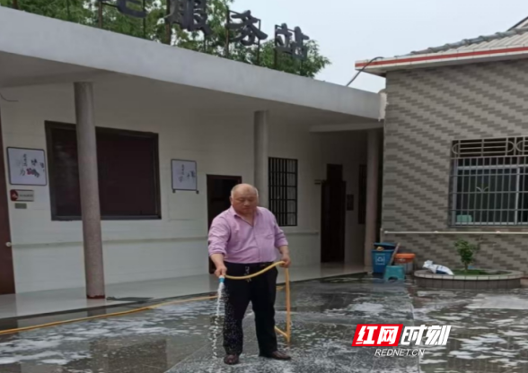 饶泉在养老院打扫卫生。
