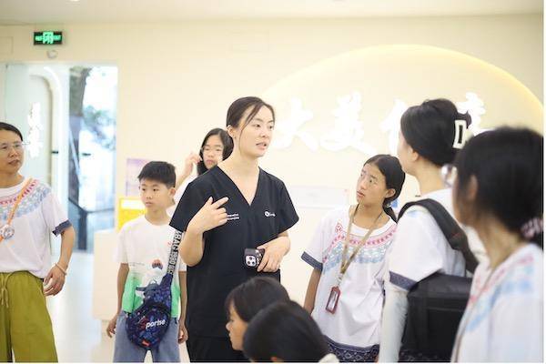 16个大凉山的女孩,以及成都本地的志愿者们来到大美仁喜参访