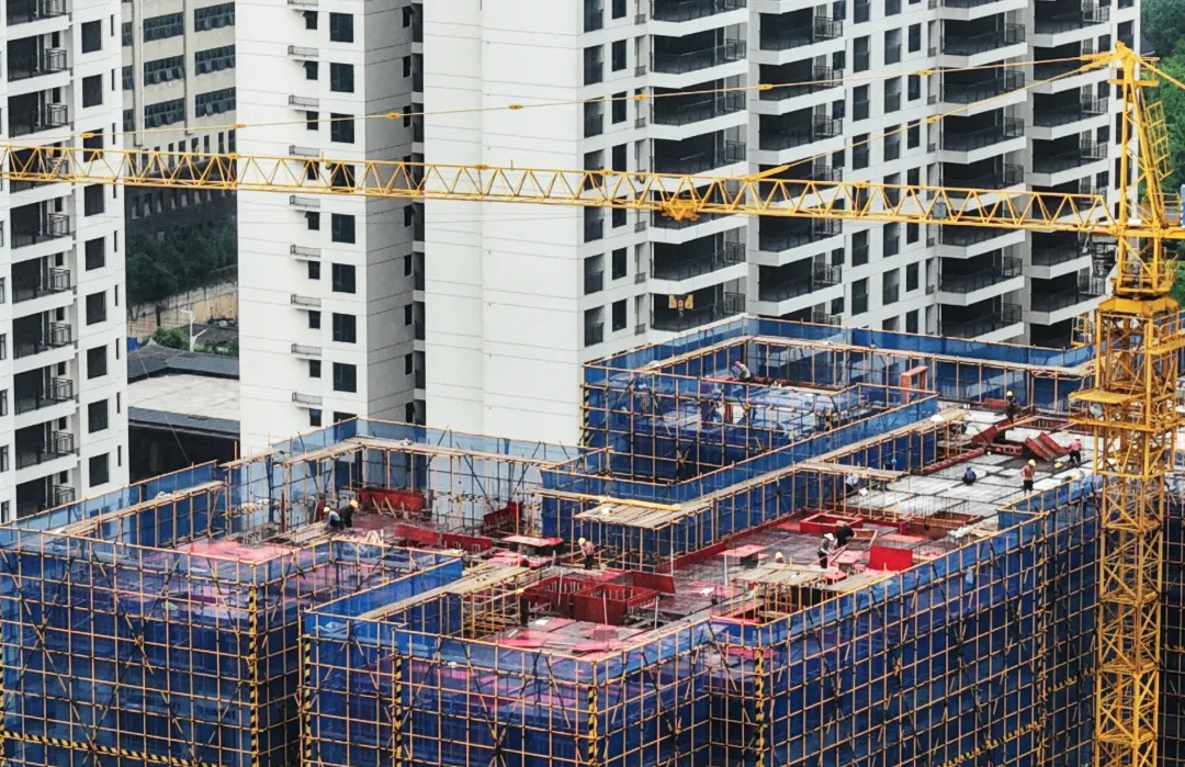 (6月25日,嘉禾县新城区一重点工程项目建设现场,工人们正抢抓工期开展施工作业。连日来,全县各重点项目现场呈现争分夺秒的奋进态势,为实现“时间过半、任务过半”目标全力冲刺。黄春涛 摄)
