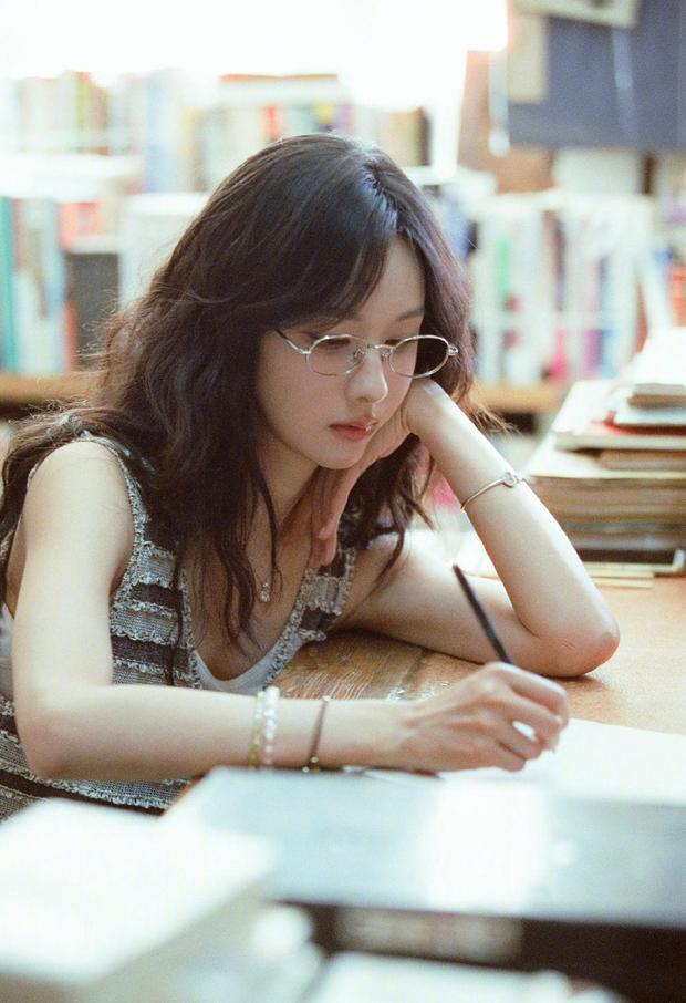 陈都灵安静雅致。