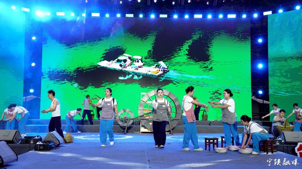 图为当地村民正在演出情景歌舞剧《一台老筒车几代庄稼人》。王金娥 摄