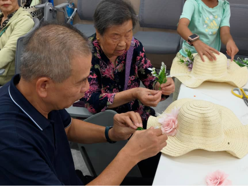 “草帽上的夏日花园”劳动社区干花草帽手工体验活动
