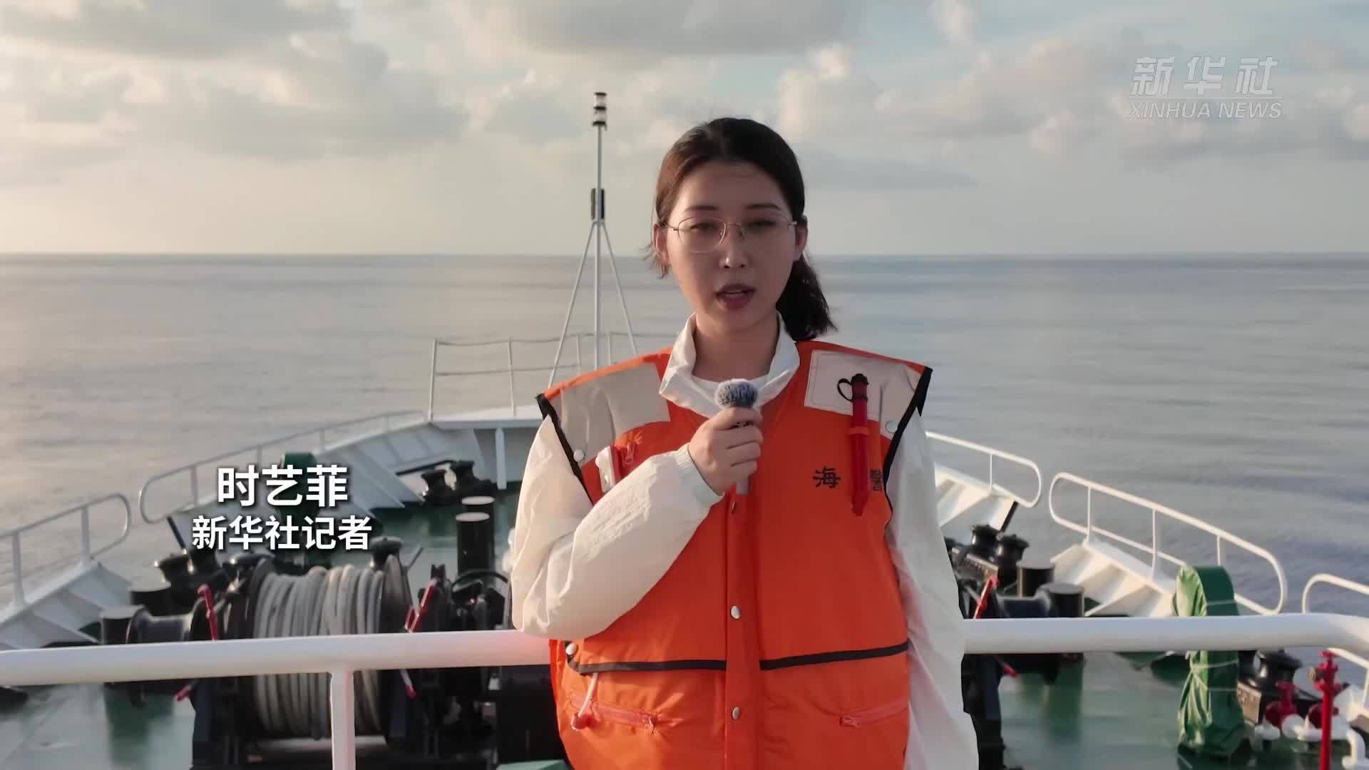 中国海警川山舰、海陵舰在黄岩岛海域依法巡航