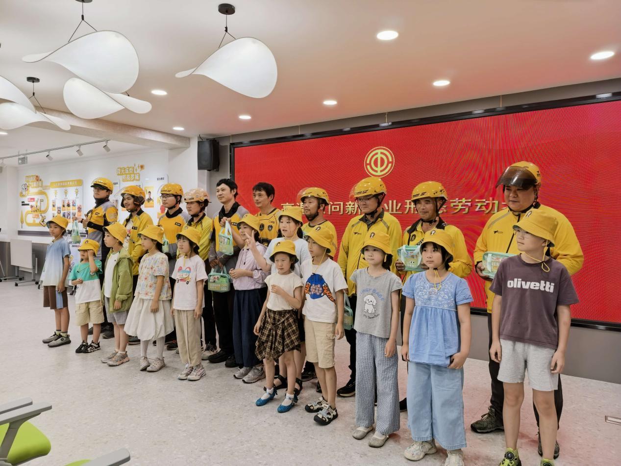 童心送清凉 向城市“奔跑者”送上暖心关怀