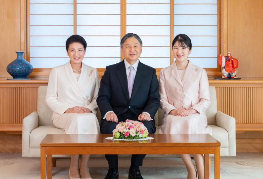 这是日本德仁天皇的全家福。他只有一个女儿——爱子公主。