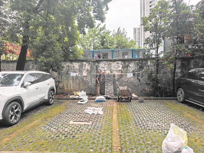 施工人员给围墙加装支撑柱