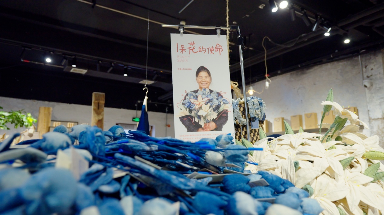 图|蓝染花、织物与绣娘故事被放进同一间店,传统手艺有了当代陈列方式。