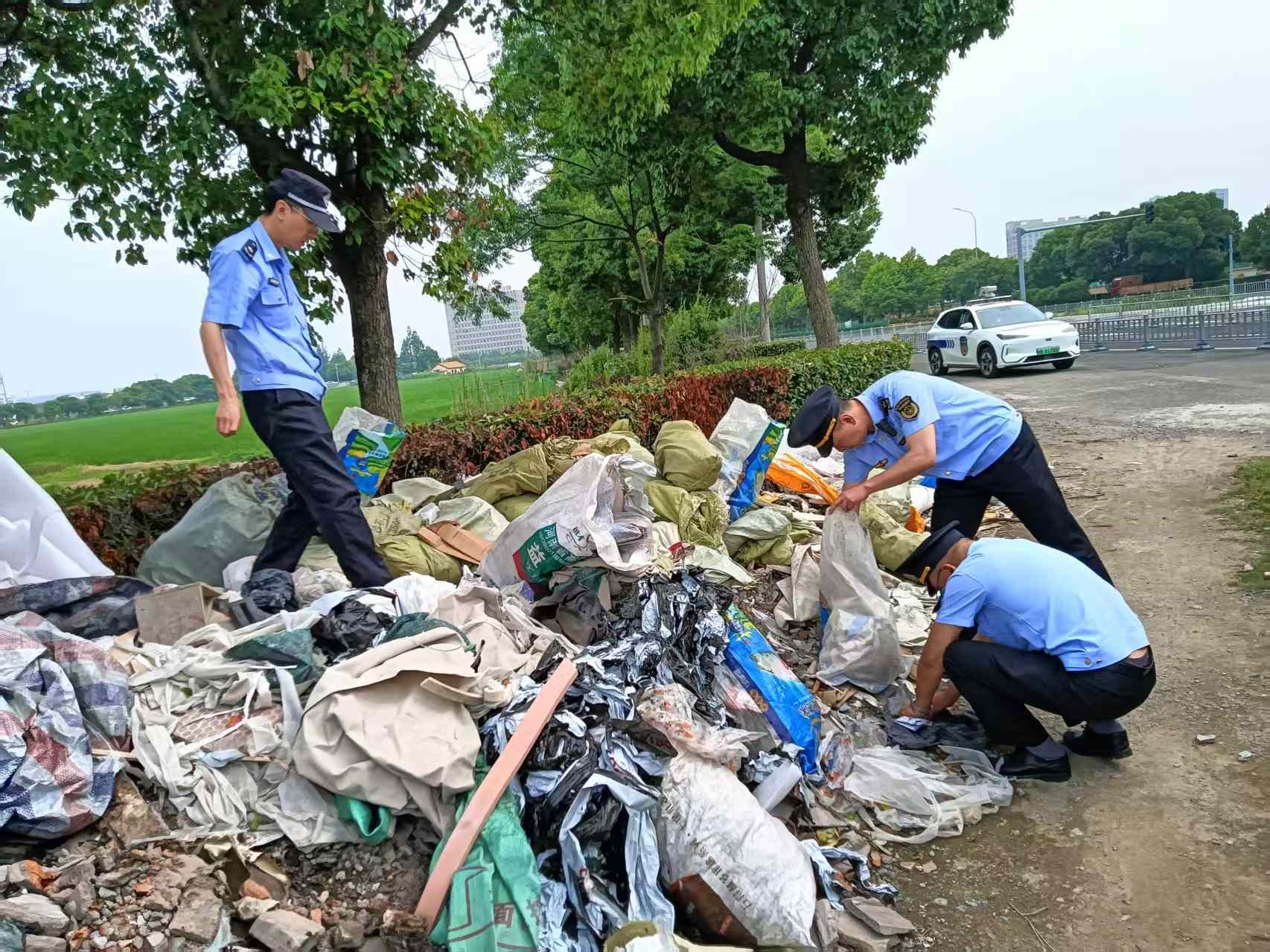 江北:绿化带惊现6平米垃圾堆?执法队员循线跨区追查,揪出“顺手倾倒”当事人