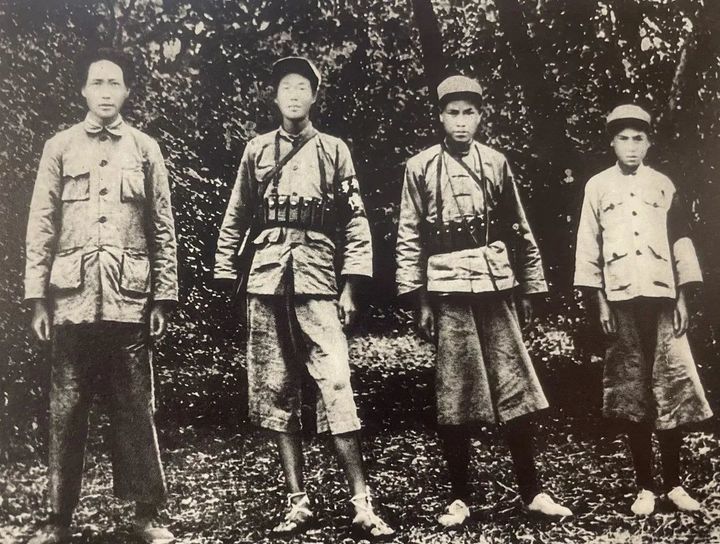 1934年毛泽东和警卫员在瑞金(左二起:吴光荣、陈昌奉、戴田福)