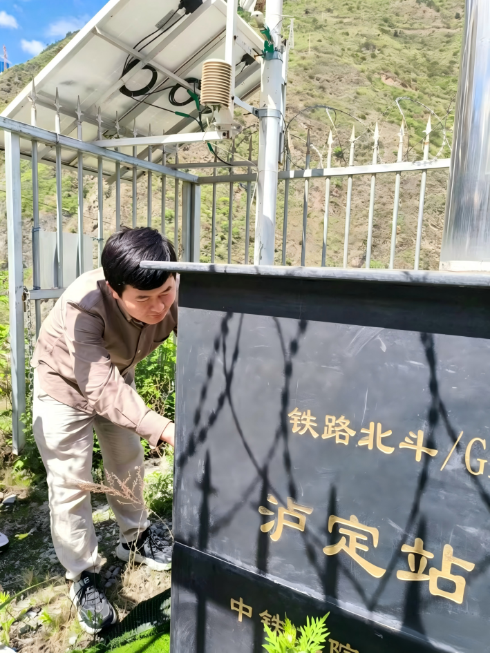 团队成员在现场安装测试