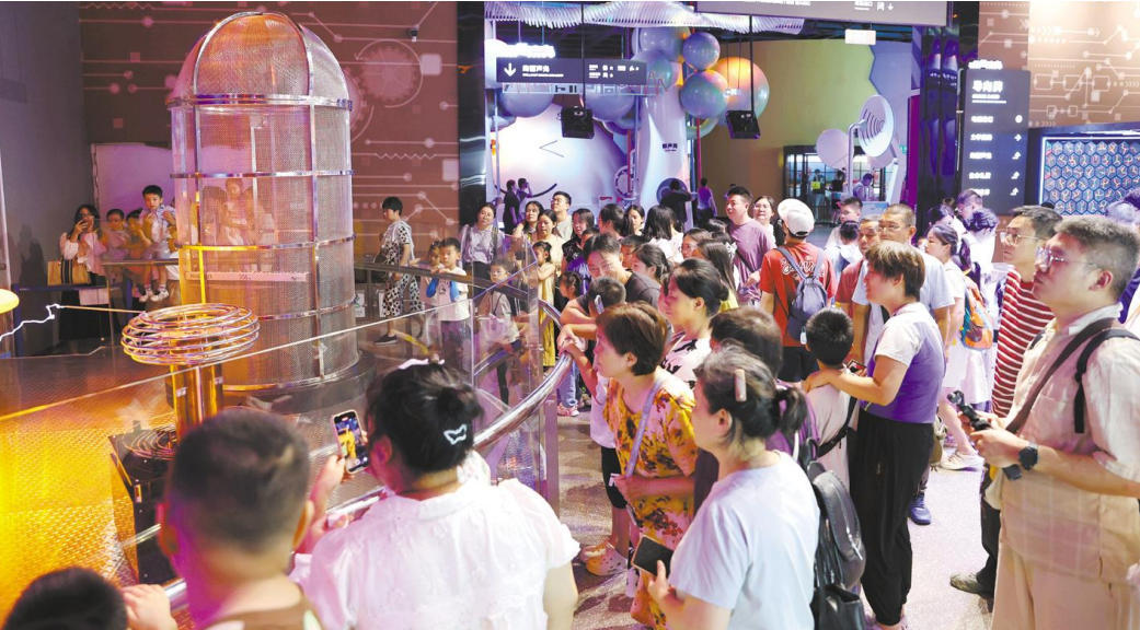 南昌：科技馆里过暑假（图）