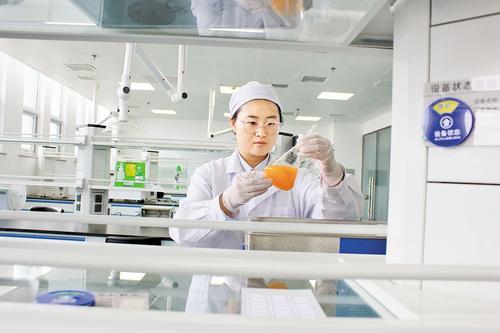 7月20日，金木集团质量专员对产品原料进行严格把关。本报记者 周聪聪摄