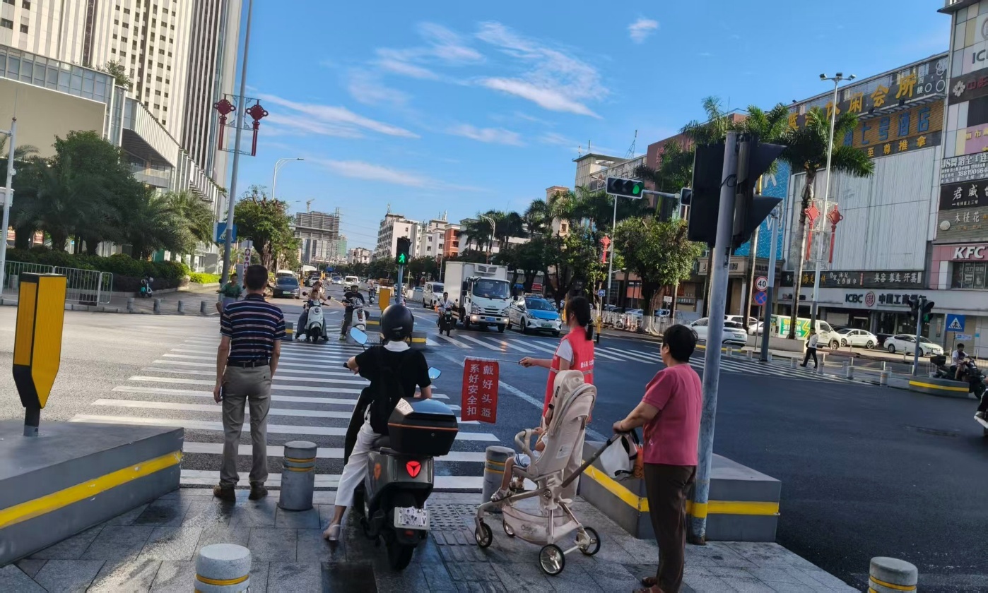 河西社区常态化开展路口交通劝导 筑牢骑行安全防线
