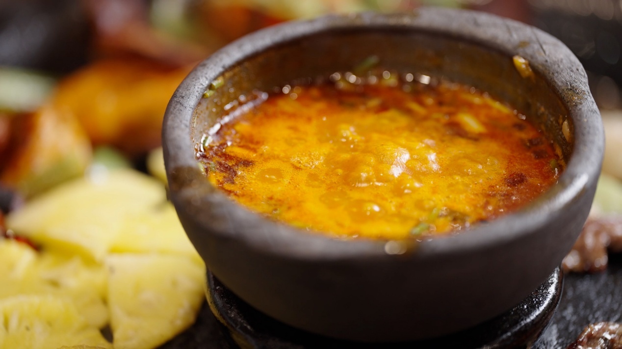 图|辣椒、豆豉、香菜和木姜子油,调出一碗贵州蘸水。