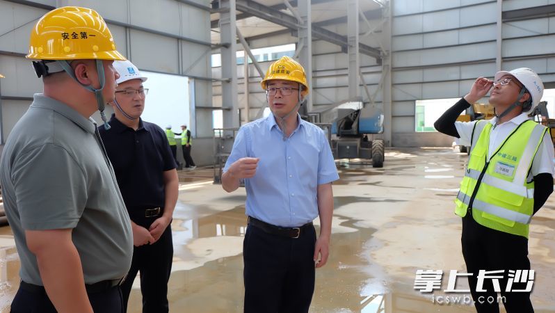 市住建局党组书记、局长董海文一行在年产2.2万吨高纯度锂盐项目(二期)现场开展安全生产检查。 均为长沙晚报全媒体记者 刘嘉 摄