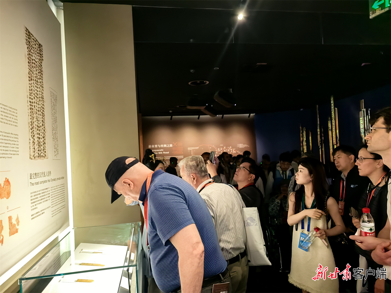 第三届世界汉学家大会期间,汉学家们参观悬泉置文化展示中心。(新甘肃·甘肃日报记者 白永萍 摄)