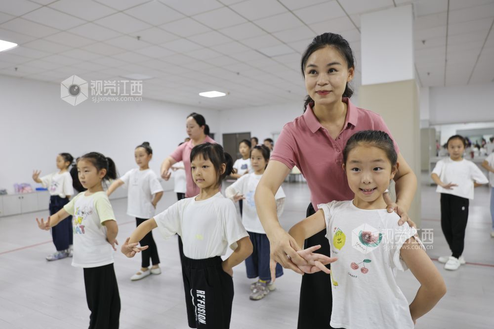 2026年7月22日，江西省瑞昌市新时代文明实践中心，瑞昌市采茶戏保护中心老师指导学生们练习戏曲基本功。