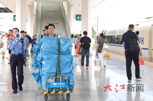 中铁快运工作人员运送蔬菜进入站台。
