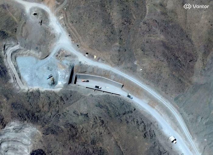 卫星图像显示,伊朗镐山的一处隧道入口有车辆。图源:路透社