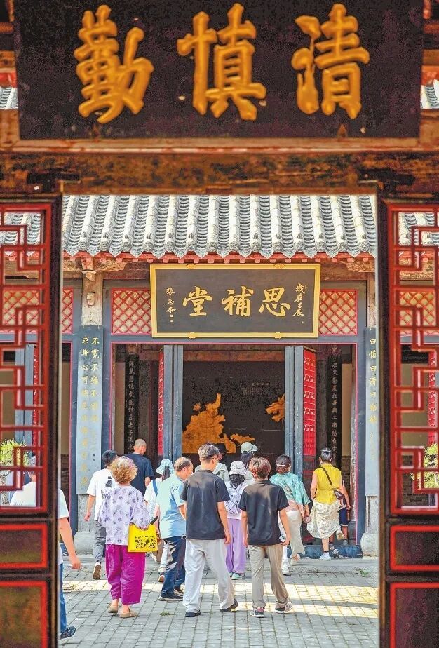 观众参观南阳府衙.jpg