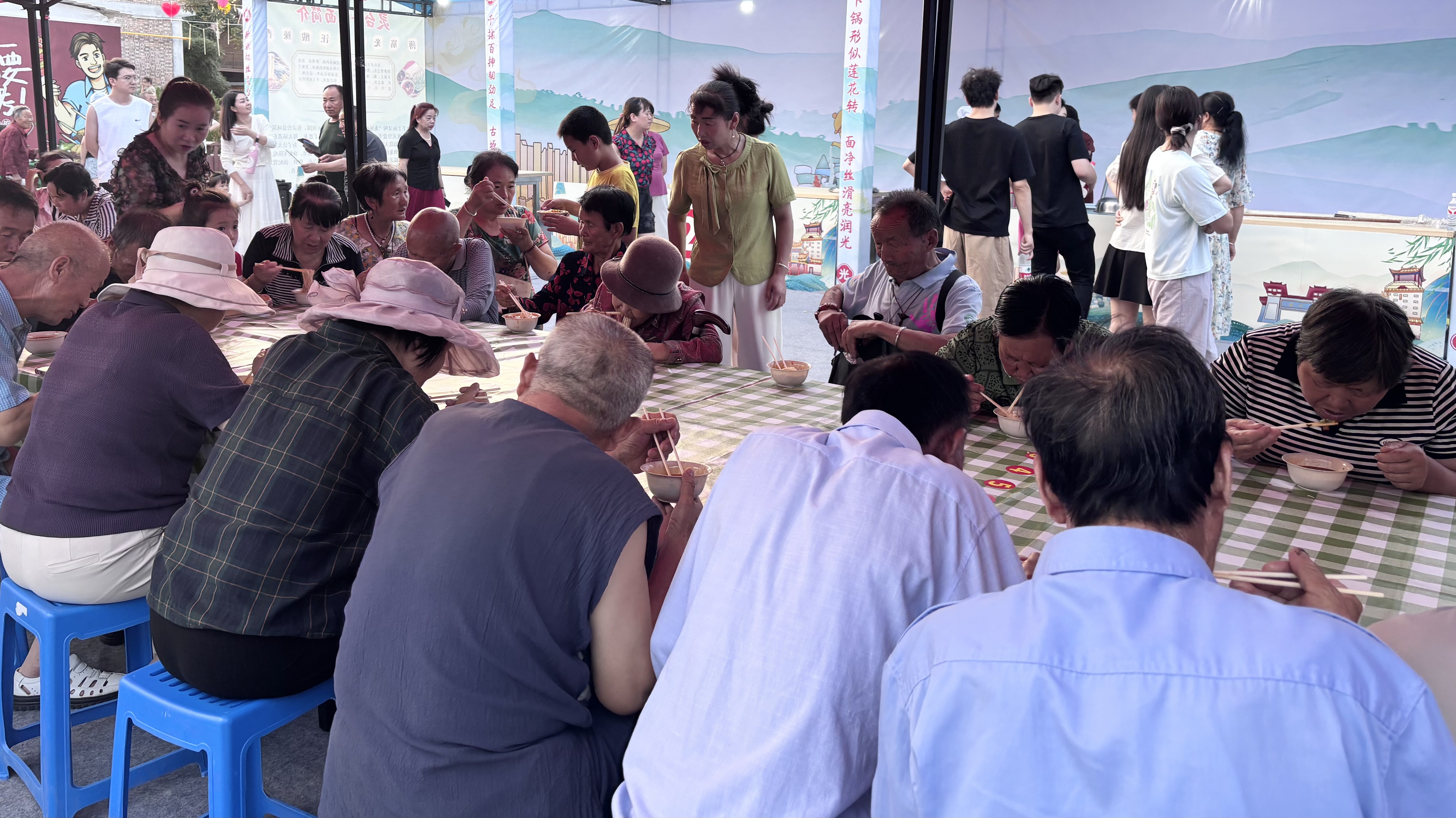 老人们正在细细品尝地道的灵台手工面
