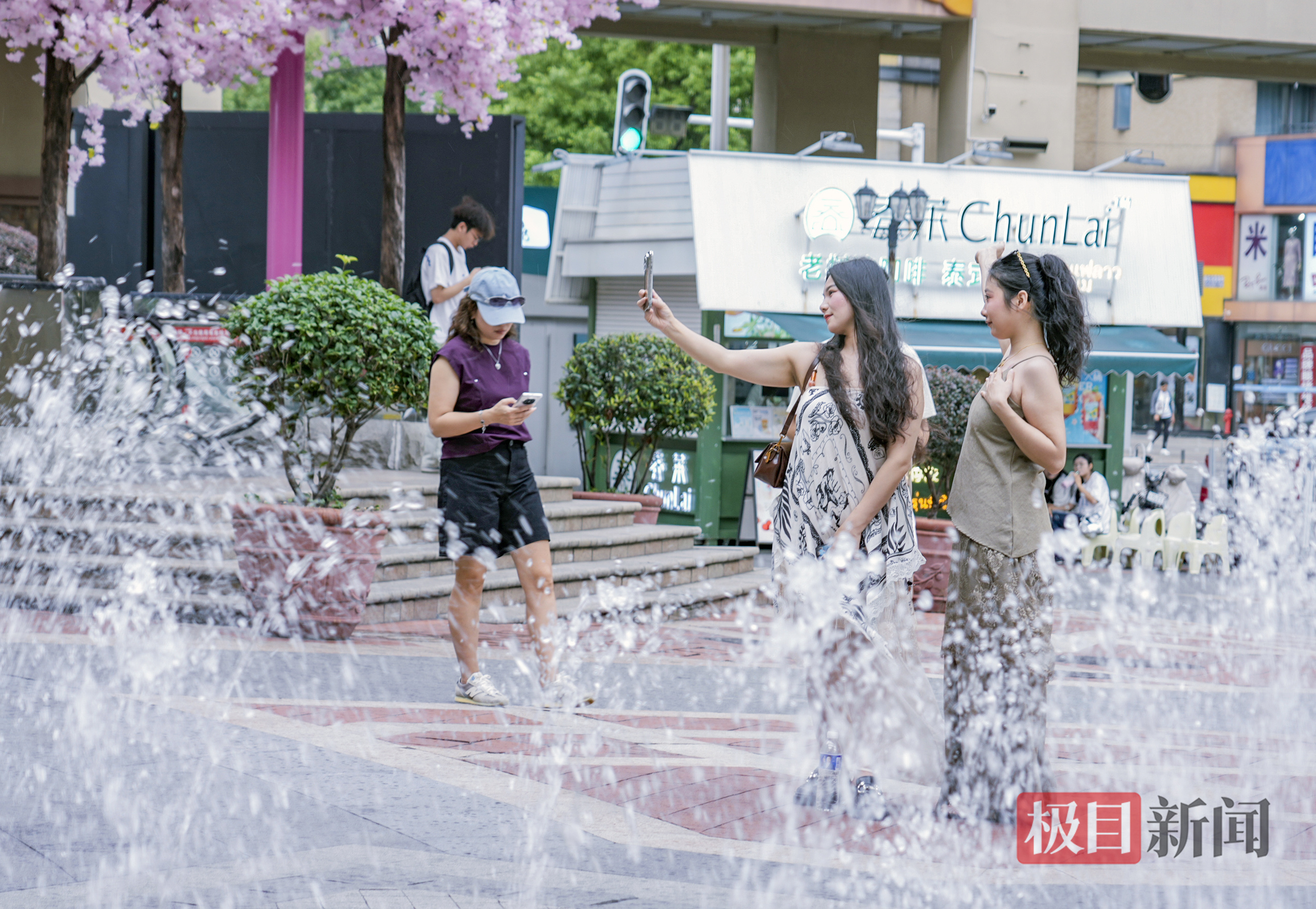 雨后，凉爽的光谷步行街，行人游客轻松逛街