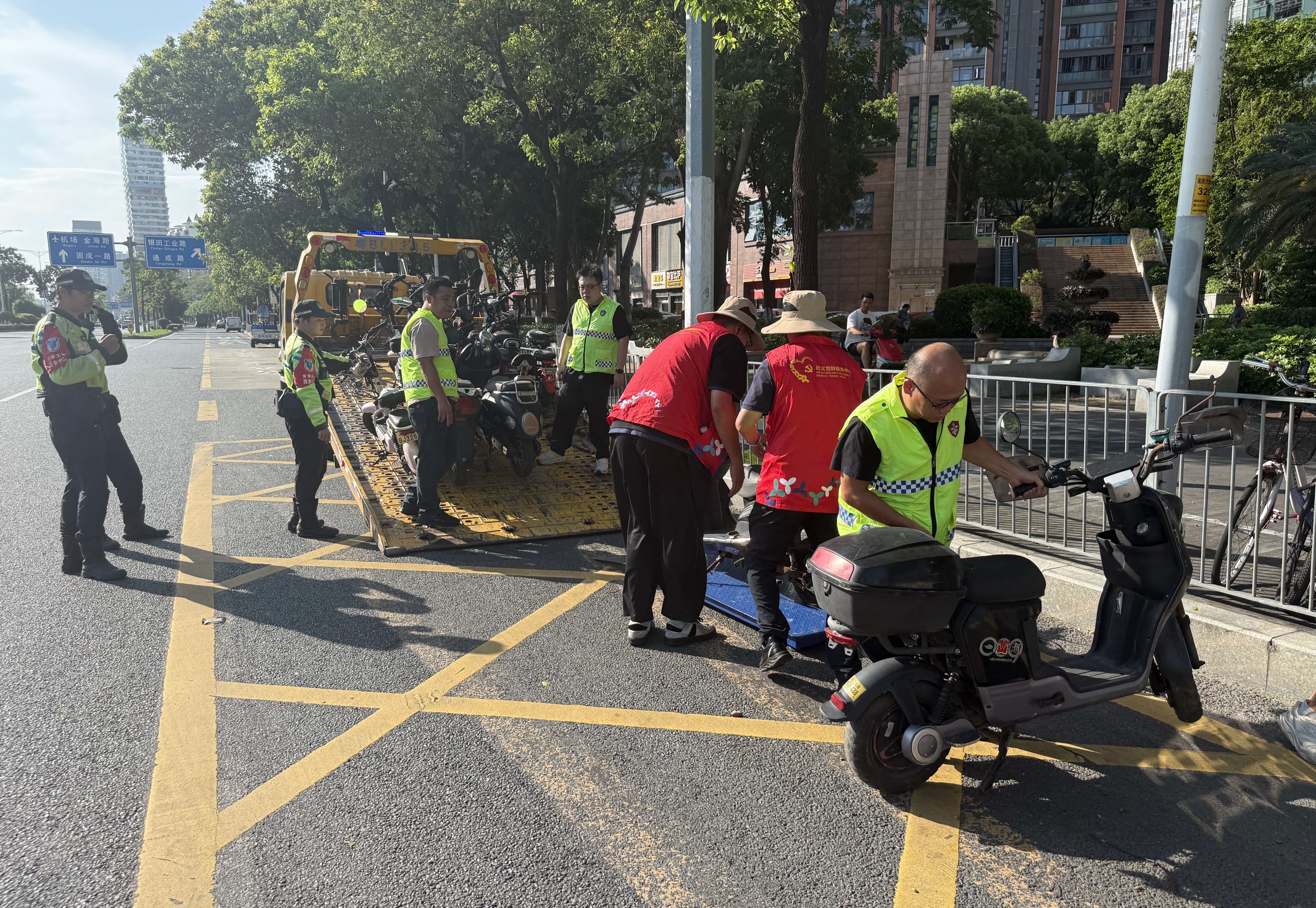 西乡街道重拳整治电动自行车交通违法 织密道路安全防护网