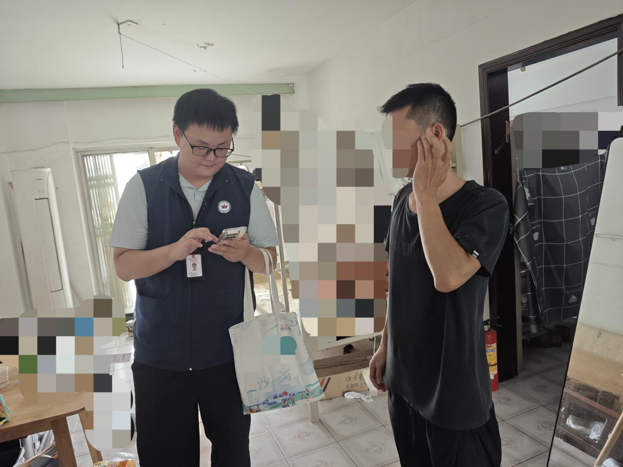 暑期来深人员增多,网格员入户核查登记并宣传居住登记条例