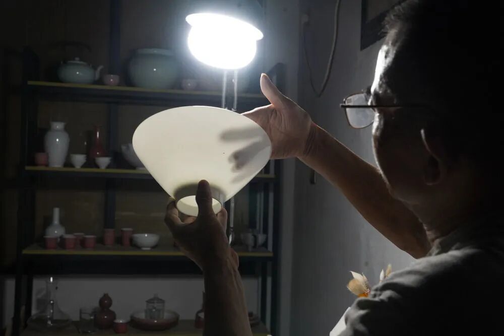 2021年7月14日，景德镇一名制瓷工匠在展示薄胎瓷。新华社记者 周密 摄