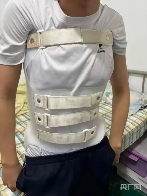 胡皓铖依靠支具撑着身体（央广网发 余婷 摄）