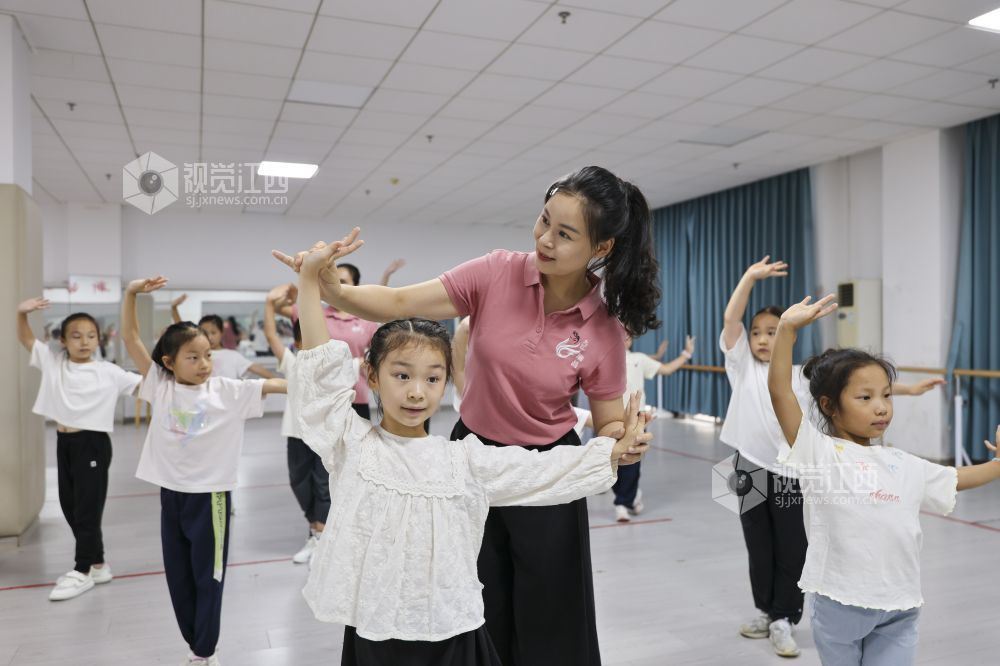 2026年7月22日，江西省瑞昌市新时代文明实践中心，瑞昌市采茶戏保护中心老师指导学生们练习戏曲基本功。