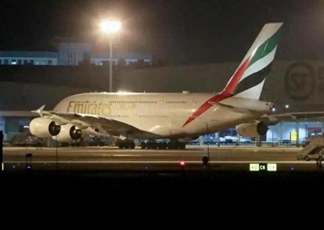 373东说念主锁在A38010个半小时，阿联酋航司宁可让东说念主我晕也不放东说念主下机